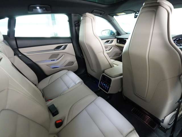 Porsche Taycan Cross Turismo 12