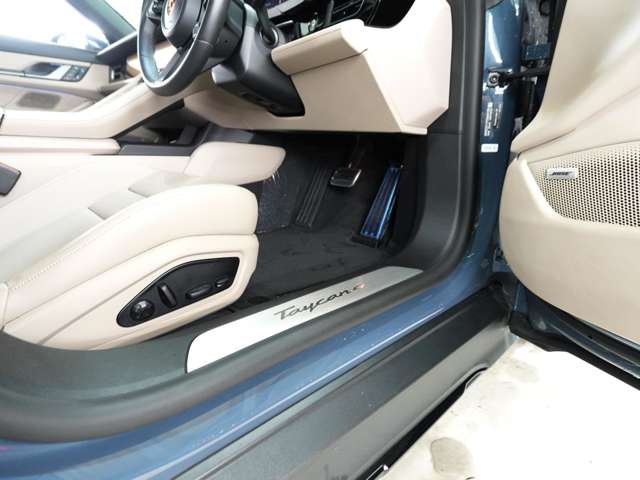 Porsche Taycan Cross Turismo 7