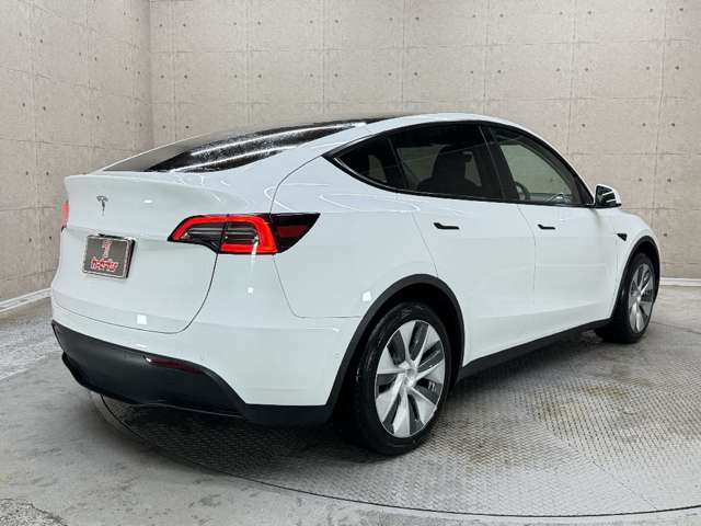 Tesla Model Y 4