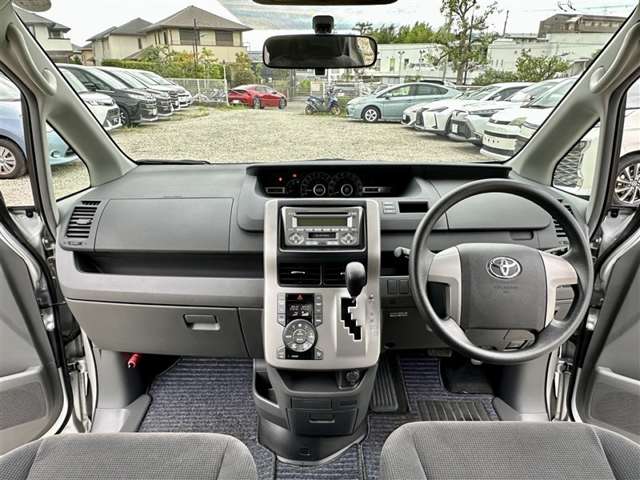 Toyota Voxy 11