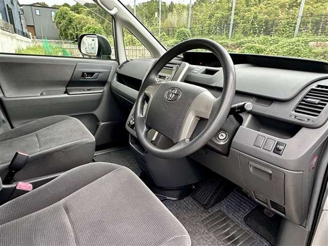 Toyota Voxy 12