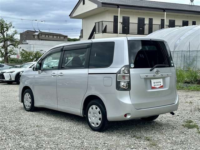 Toyota Voxy 2