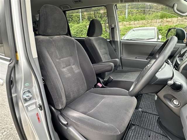 Toyota Voxy 3