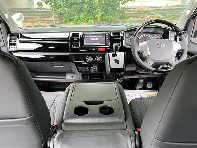 Toyota Hiace Van 4