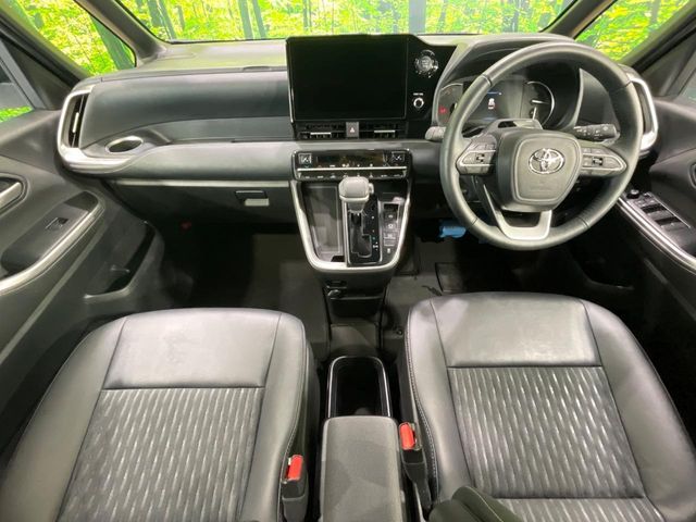 Toyota Noah 3