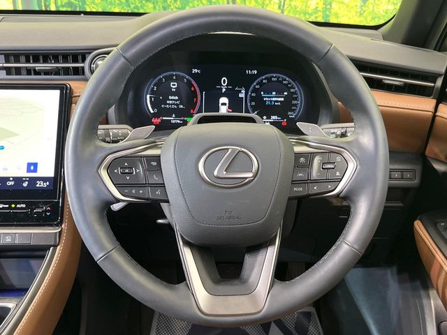 Lexus LBX 11