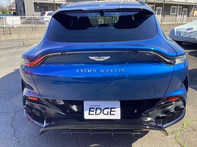 Aston Martin DBX 4