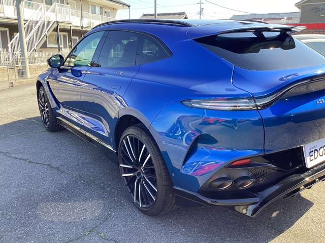 Aston Martin DBX 5