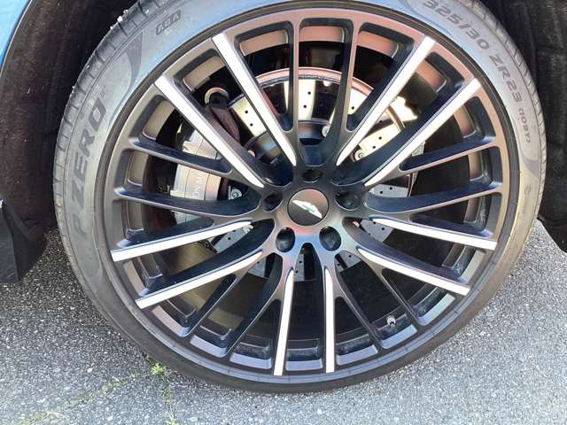 Aston Martin DBX 6