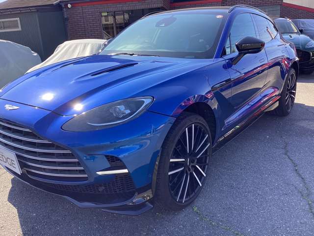 Aston Martin DBX 8