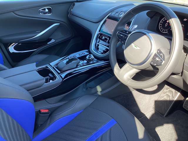 Aston Martin DBX 9