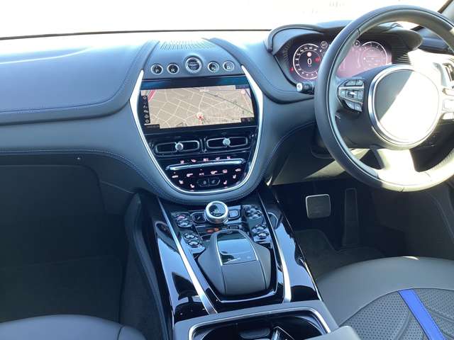 Aston Martin DBX 10