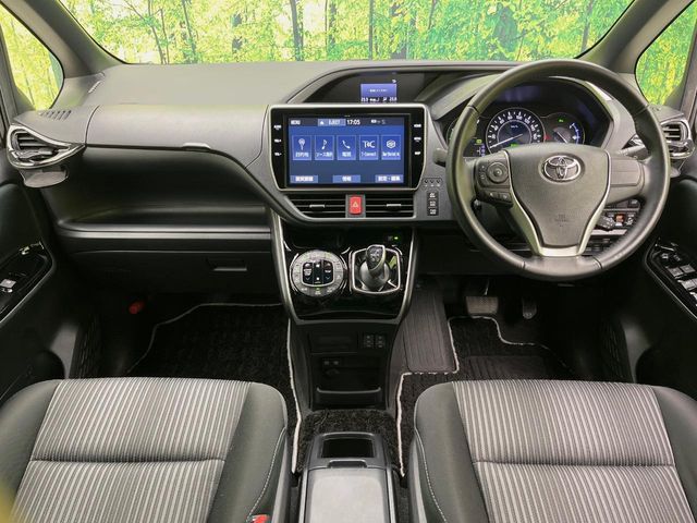 Toyota Voxy 2
