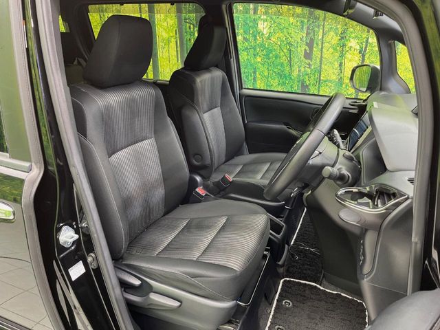 Toyota Voxy 8