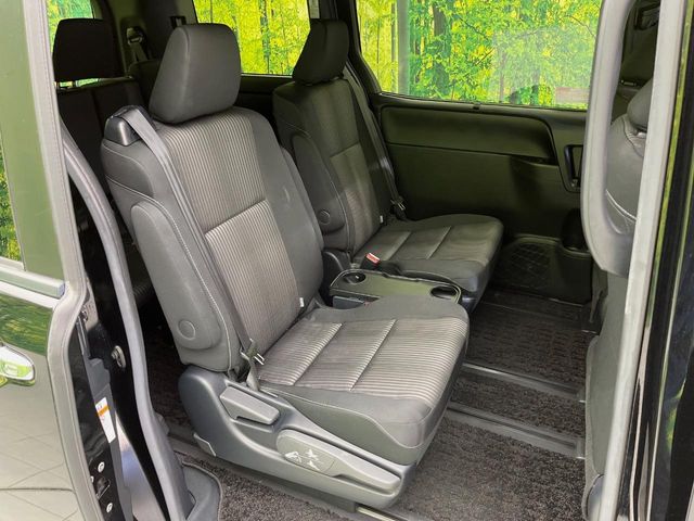 Toyota Voxy 9