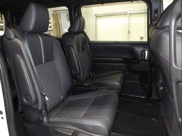 Toyota Noah 12