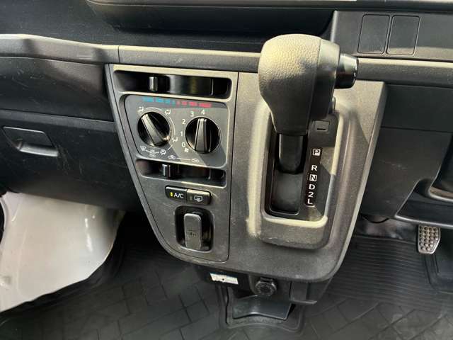 Daihatsu Hijet Cargo 11