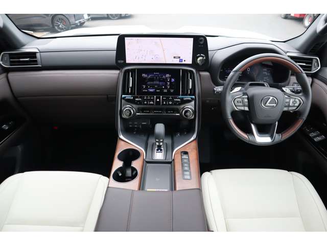 Lexus LX 8