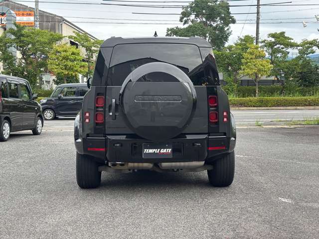 Land Rover Defender 9