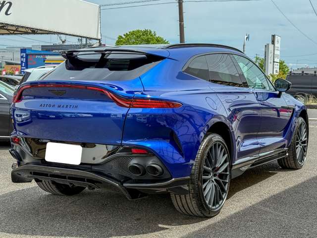 Aston Martin DBX 4