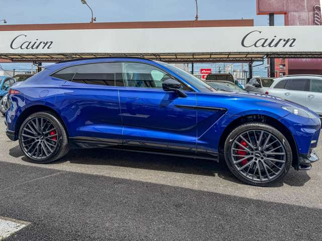 Aston Martin DBX 6