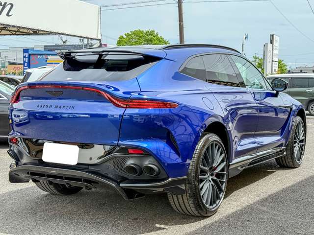 Aston Martin DBX 8