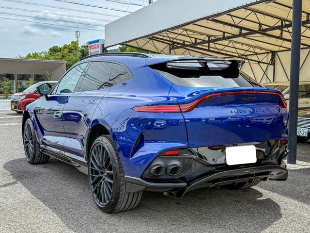 Aston Martin DBX 9