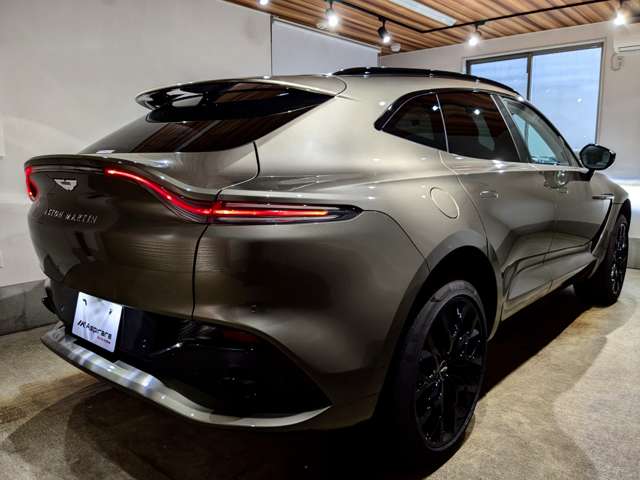 Aston Martin DBX 12