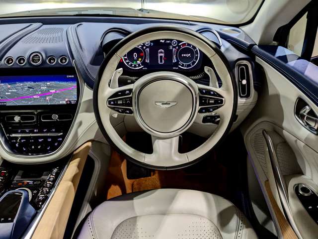 Aston Martin DBX 2