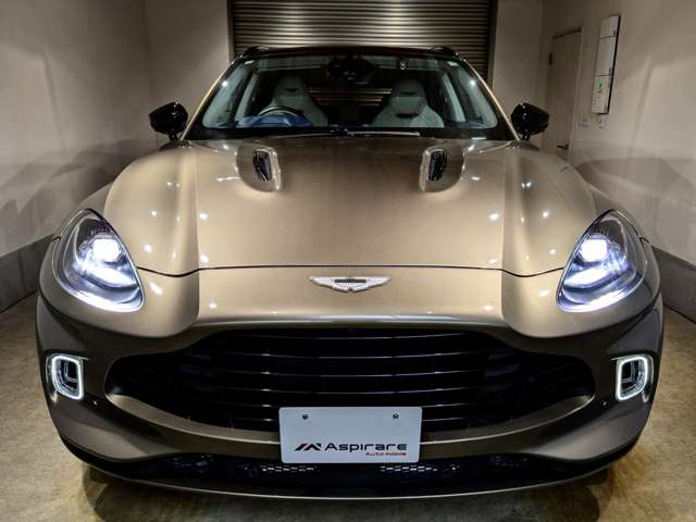 Aston Martin DBX 5