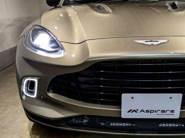 Aston Martin DBX 6