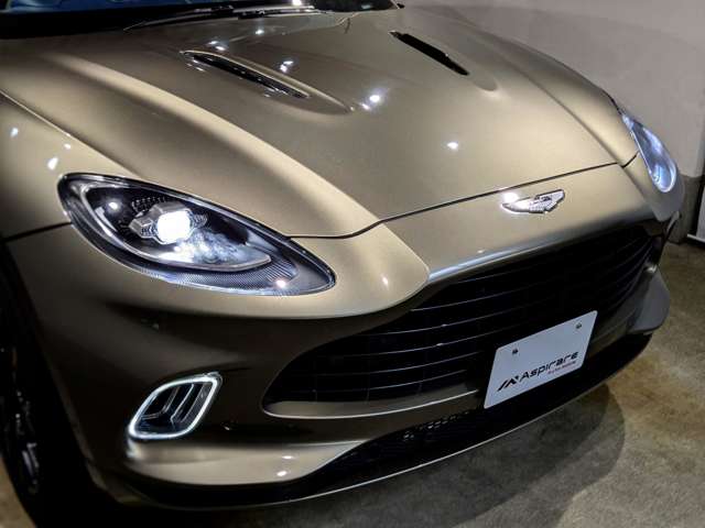 Aston Martin DBX 7