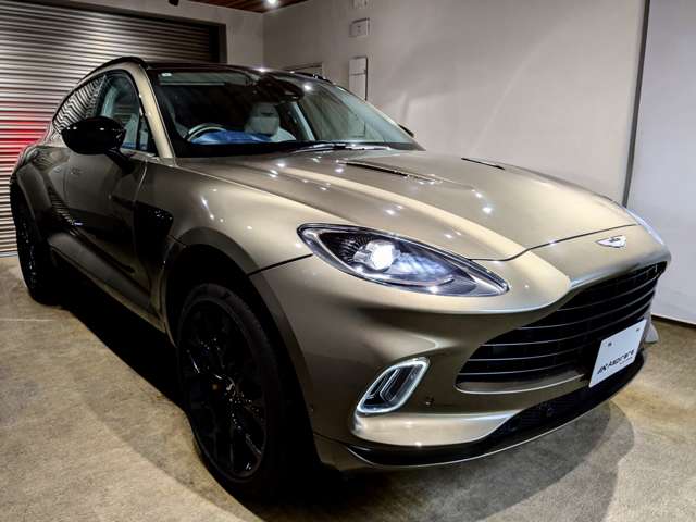 Aston Martin DBX 9