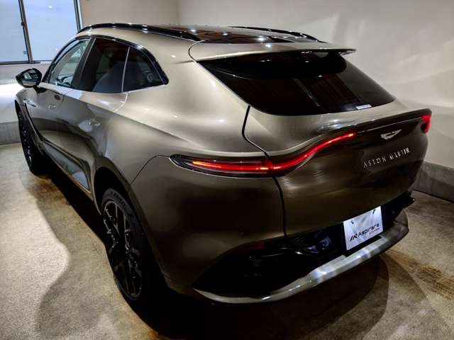Aston Martin DBX 10