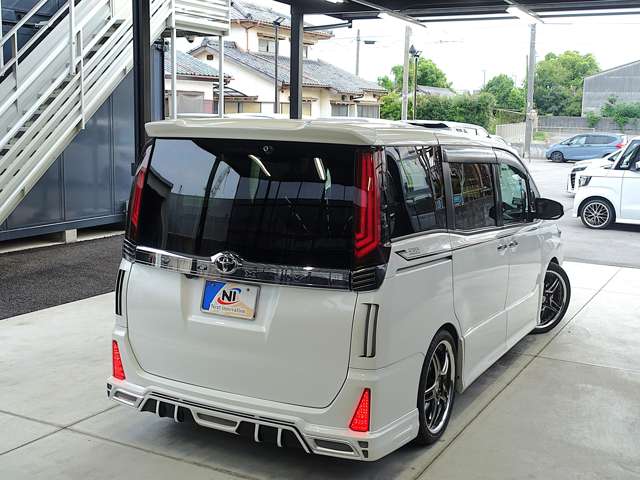 Toyota Voxy 8