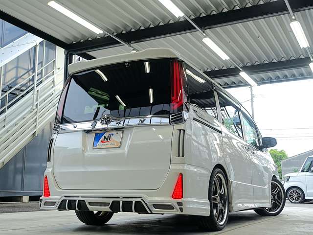 Toyota Voxy 9