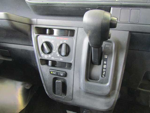 Daihatsu Hijet Cargo 12