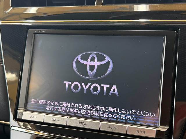 Toyota Prius α 3