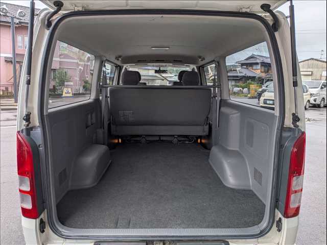 Toyota Hiace Van 9