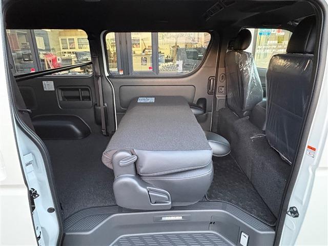 Toyota Hiace Van 11