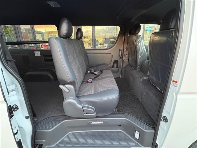 Toyota Hiace Van 9