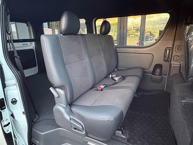 Toyota Hiace Van 10