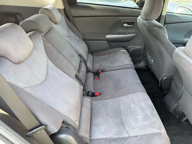 Toyota Prius α 12
