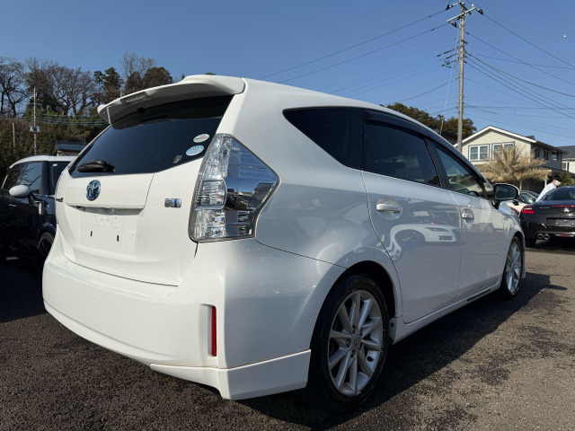 Toyota Prius α 9