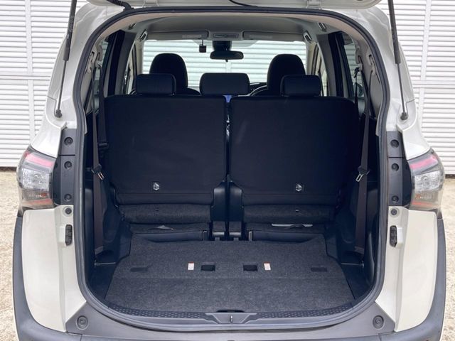 Toyota Sienta 11