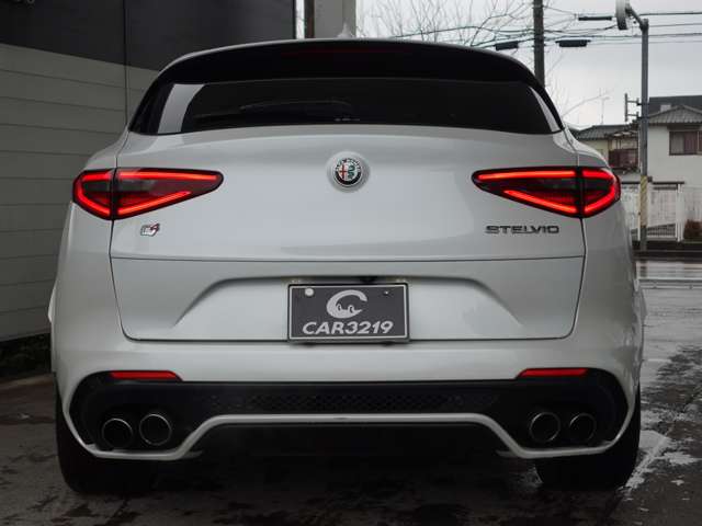 Alfa Romeo Stelvio 7