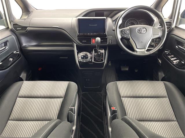 Toyota Voxy 4