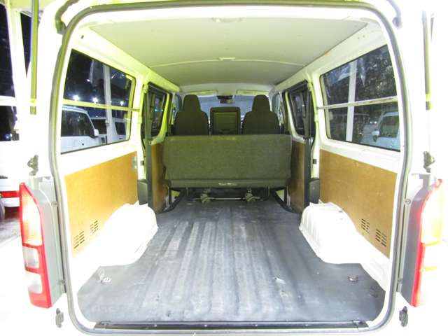 Toyota Hiace Van 9