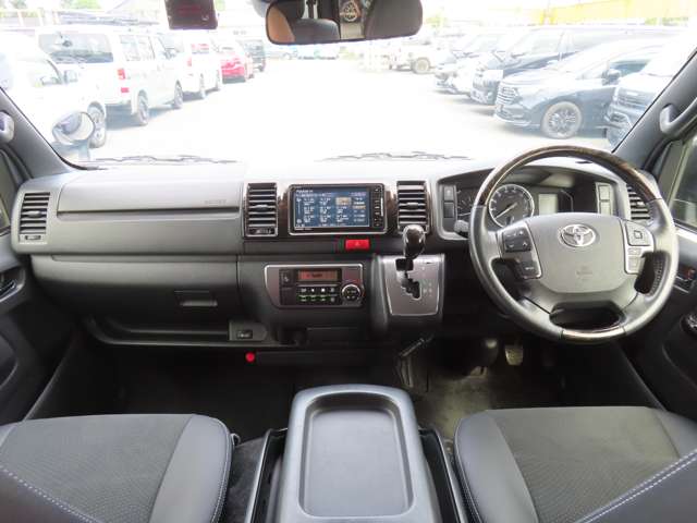 Toyota Hiace Van 4