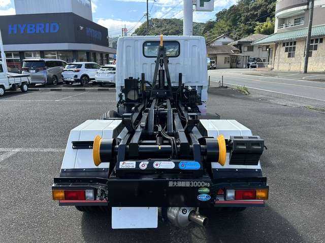 Mitsubishi Fuso Canter 9
